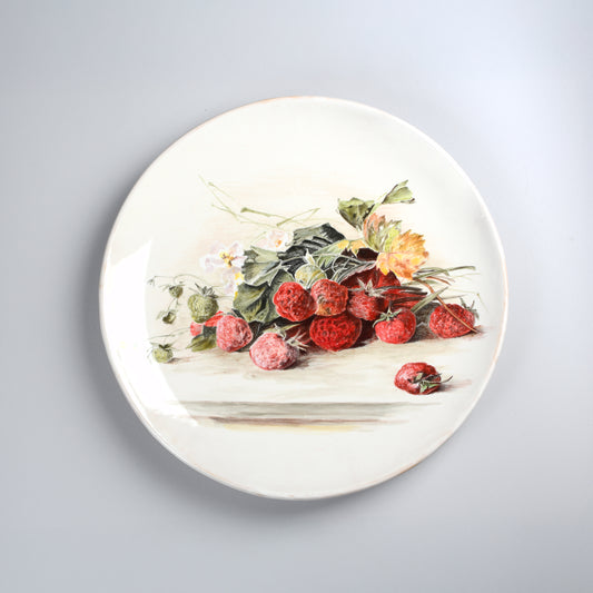 Smooth plate strawberries and flowers